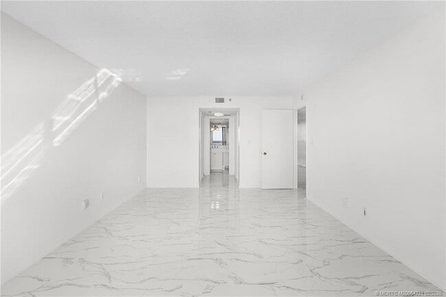 Building Photo - 8750 S Ocean Dr