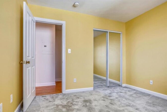 Building Photo - Lovely 2 BR/1 BA Condo in Benning Ridge!