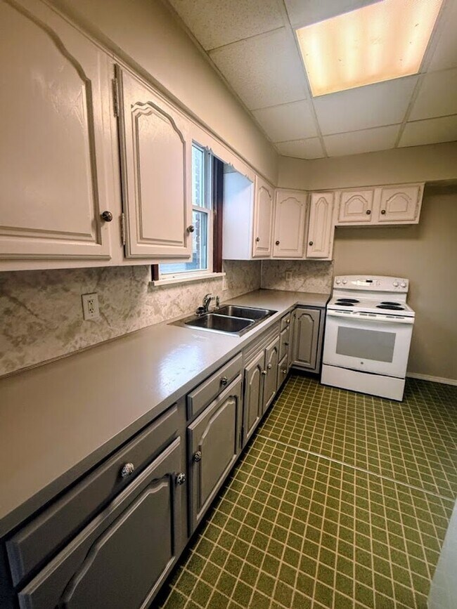 Building Photo - 3300 6th St SW