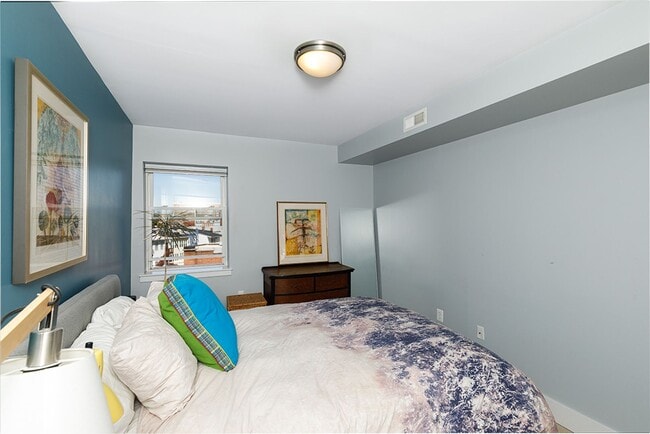 Building Photo - CoHi - Spacious One Bed Condo