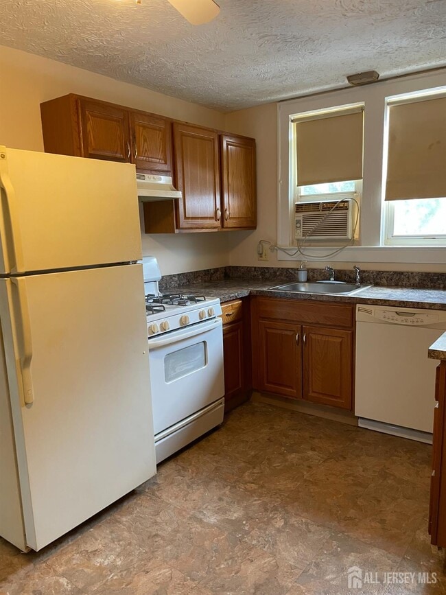 Building Photo - 549 Main St