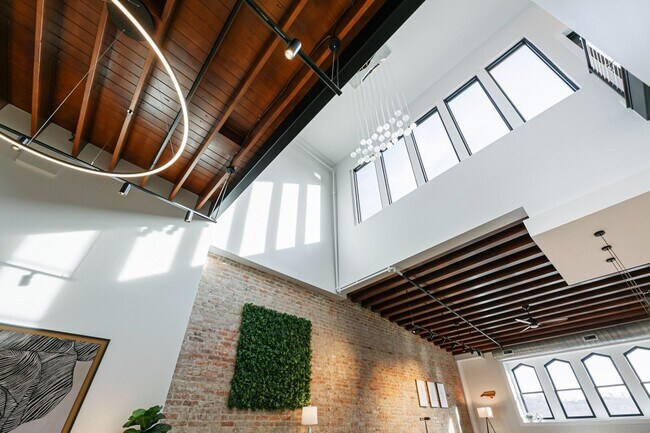 Building Photo - Penthouse in Downtown Asheville 3BD/3.5BA ...