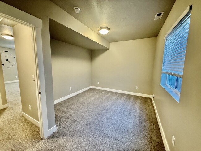 Building Photo - 6871 S 190 E