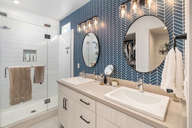 Building Photo - Beautiful upgraded 3 bedroom townhome with 2 car garage!