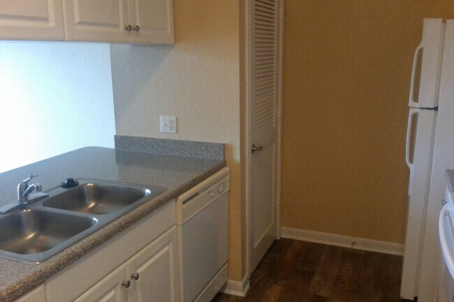 Building Photo - 1 Bedroom Condo in Downtown