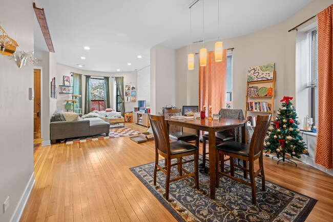 Building Photo - 624 N May St