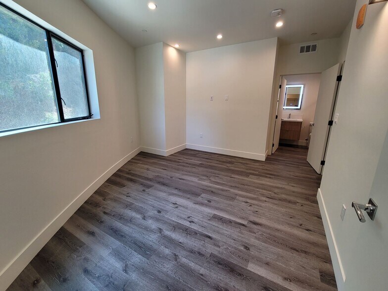 Building Photo - 862 Moraga Dr