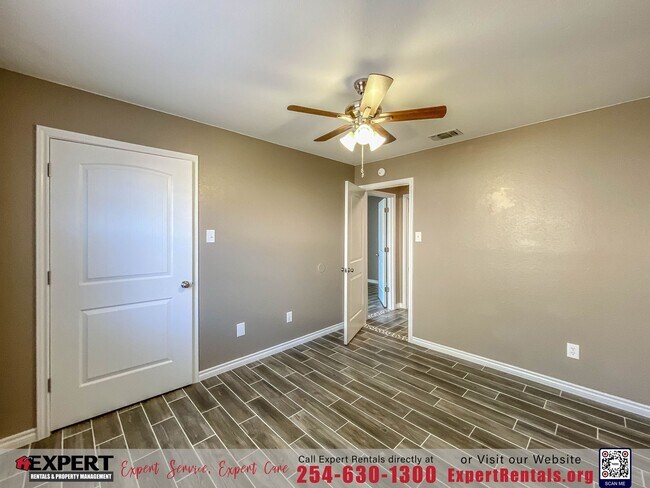 Building Photo - 2 bedroom/ 1 bath with one car garage.