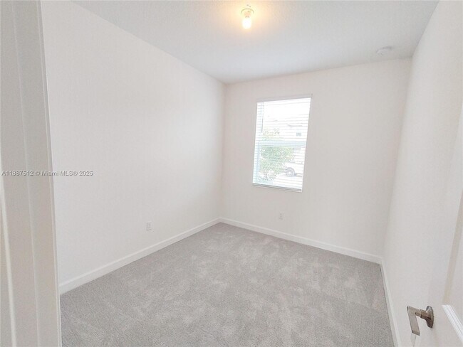 Building Photo - 400 SE Crossoak Ln