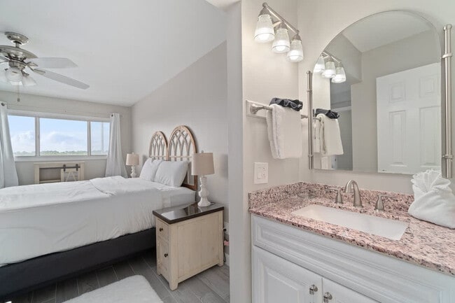 Building Photo - 8743 Thomas Dr