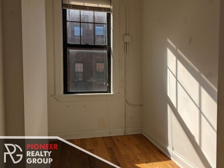 Building Photo - 4407 N Wolcott Ave