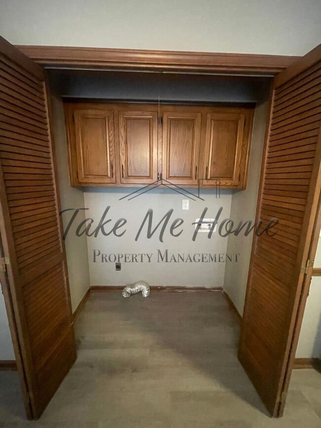 Building Photo - Charming 2-Bed, 2-Bath Duplex in South Springfield – Prime Location!