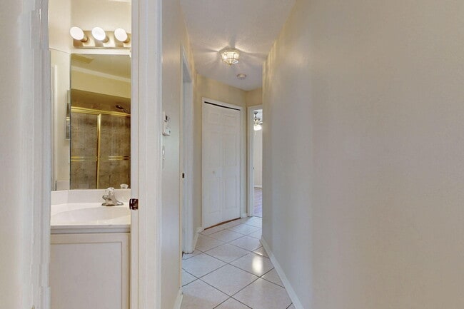 Building Photo - 967 SE Browning Ave