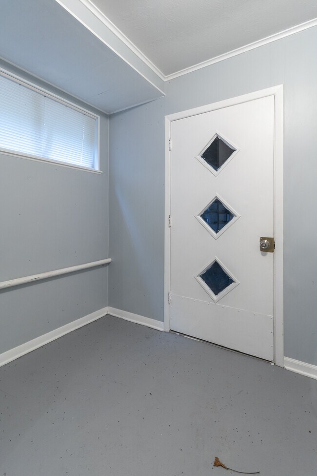 Building Photo - 630 Colonial Dr