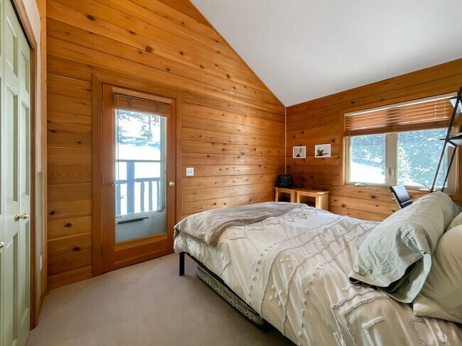 Building Photo - Luxury Home in the woods with unparalleled views! Garage! Pets Negotiable! Hot tub!