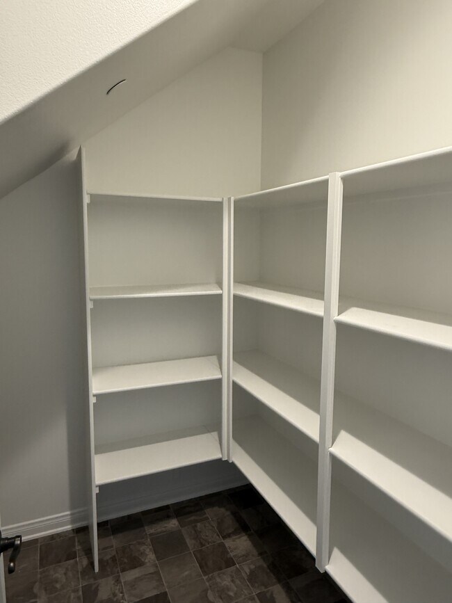 Building Photo - 4470 Hickory Ct