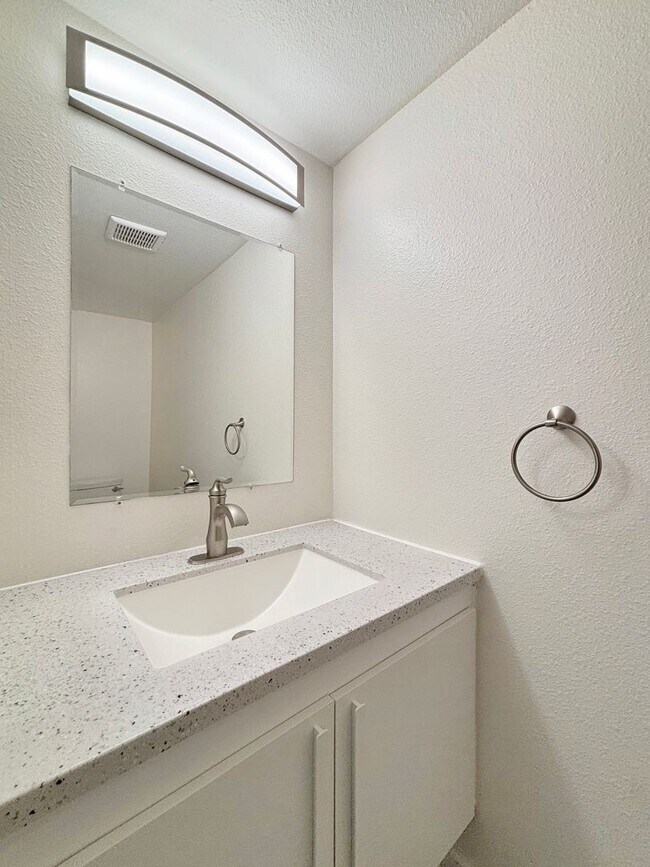 Building Photo - Beautiful 3BD/2.5BA Condo Located in Unive...