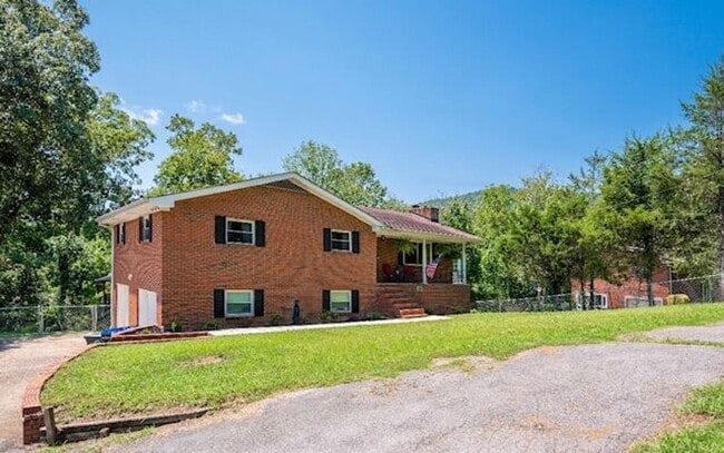 Building Photo - BEAUTIFUL 3 bedroom Lookout Valley home!