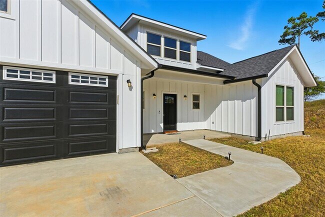 Building Photo - 152 Spring Hollow Trail