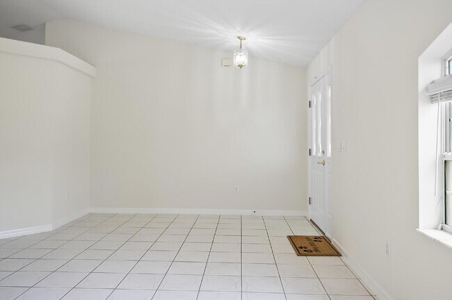 Building Photo - Palm Harbor Pool Home