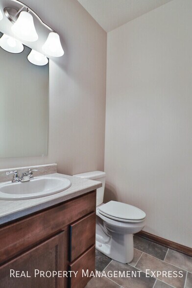 Building Photo - 3 Bedroom Luxury Townhome with 2-Stall Garage