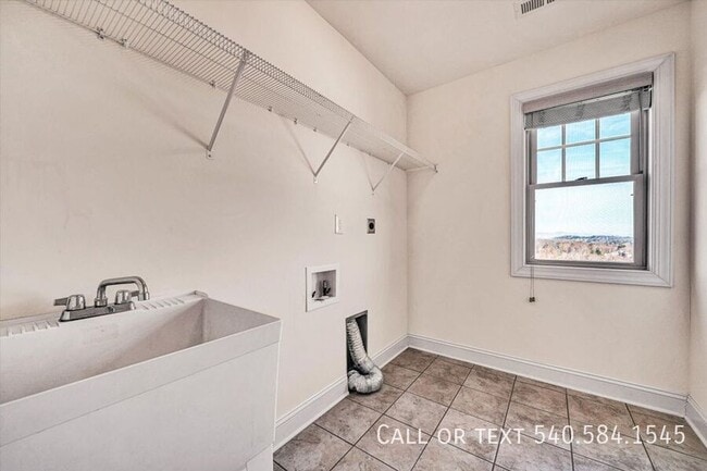 Building Photo - 6982 Linn Cove Court