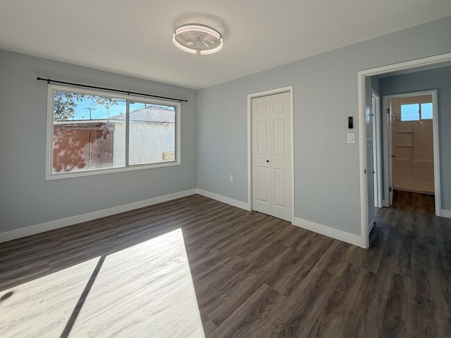 Building Photo - 502-504 E Hemlock- LT