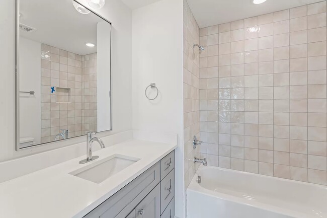 Building Photo - 2033 Maple Vw Ln