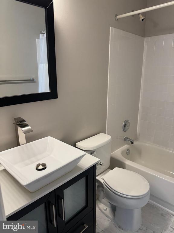 Building Photo - 44244 Mossy Brook Square