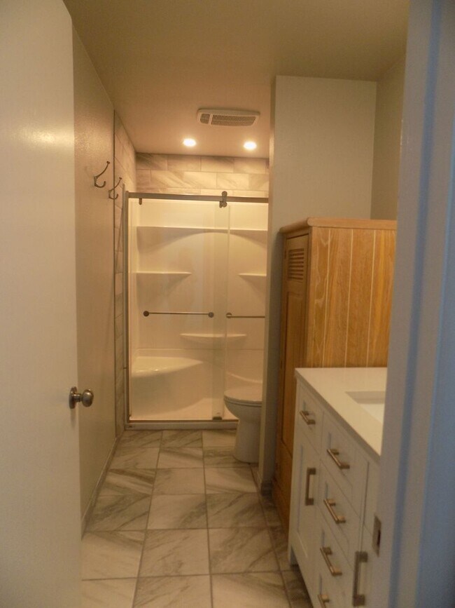Building Photo - Spacious Three Bedroom, One & half Bathroo...