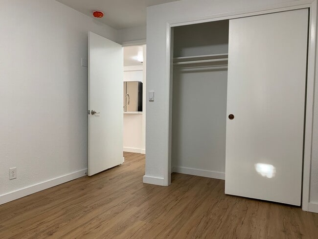 Building Photo - NEW, HIGH-END RENOVATED 1 bed / 1 bath at the Lydia in Ballard! In-Unit Laundry!