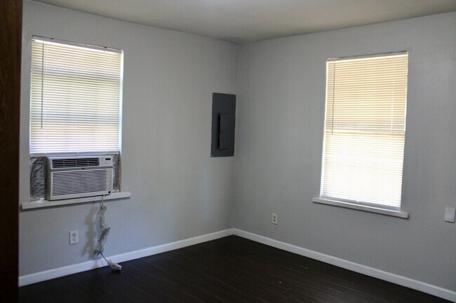 Building Photo - Charming 2 Bedroom, 1 Bath Home with Side ...