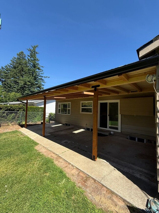 Building Photo - Entertainer’s Dream in NE Portland – Fully...