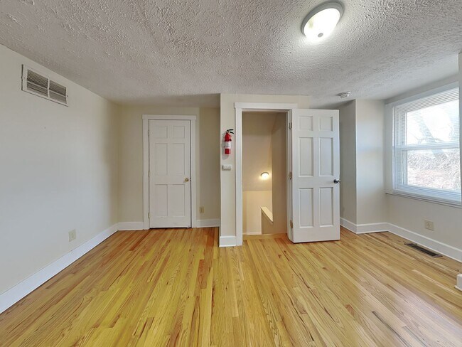 Building Photo - 1394 Indianola Ave