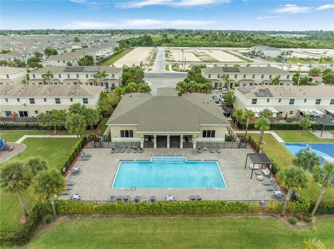 Building Photo - 540 NE 5th Ln