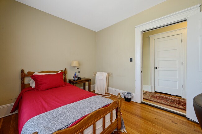 Twin bedroom - 1608 Fayetteville St