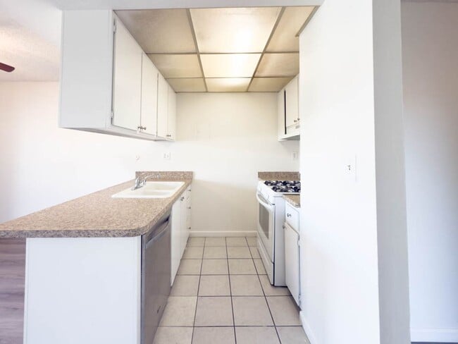 Building Photo - 2 BEDROOM 2 BATH CONDO IN GATED COMMUNITY ...