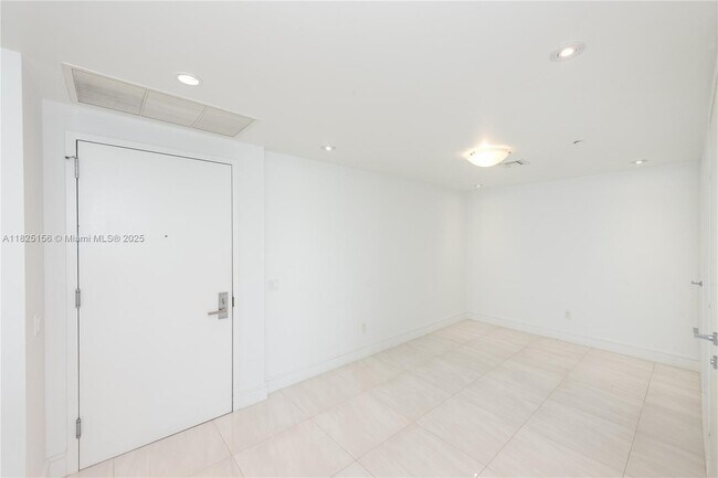 Building Photo - 1300 Brickell Bay Dr