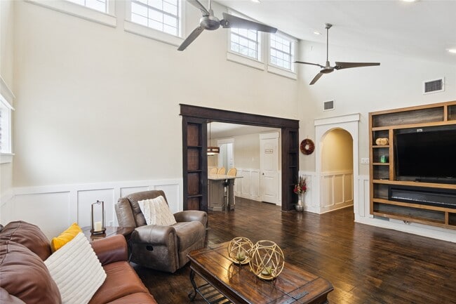 Building Photo - 1910 East Ave