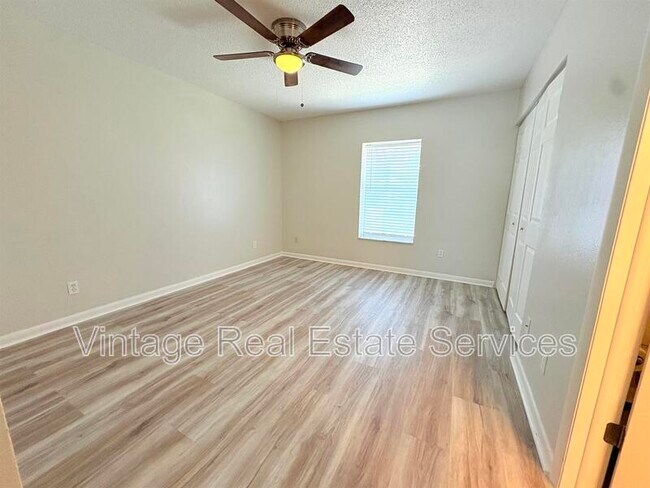 Building Photo - 851 Creekway Ct