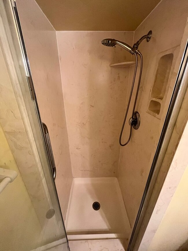 Building Photo - Perfectly Located Spacious Studio Apartment