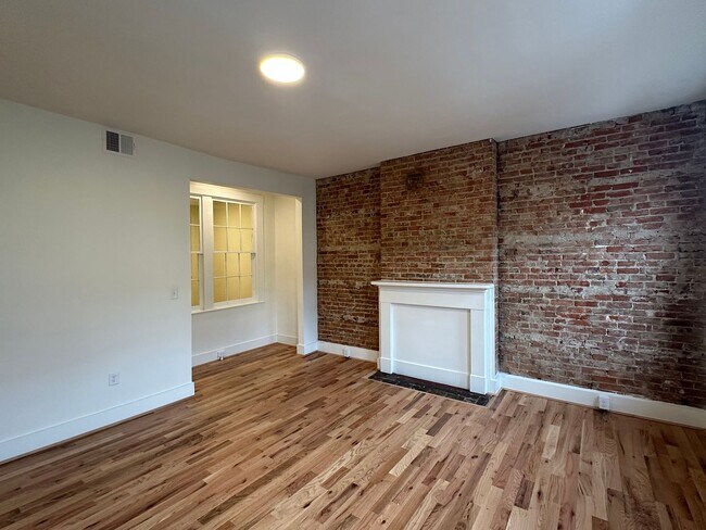 Building Photo - 1307 Main St