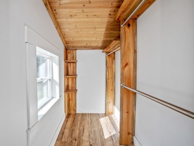 Building Photo - Adorable, fully updated 1-bdr/1-bath Milwa...