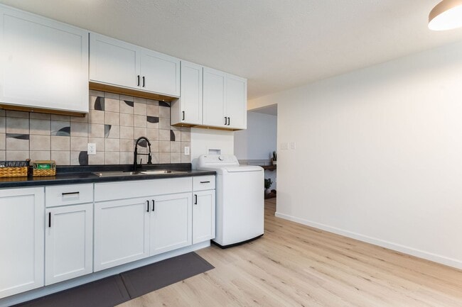 Building Photo - 834 Woodcliff Dr