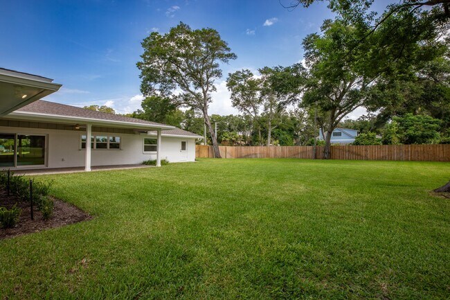 Building Photo - 51 Fairway Ln