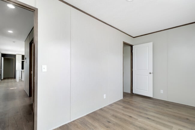 Building Photo - 750 Silent Valley Rd