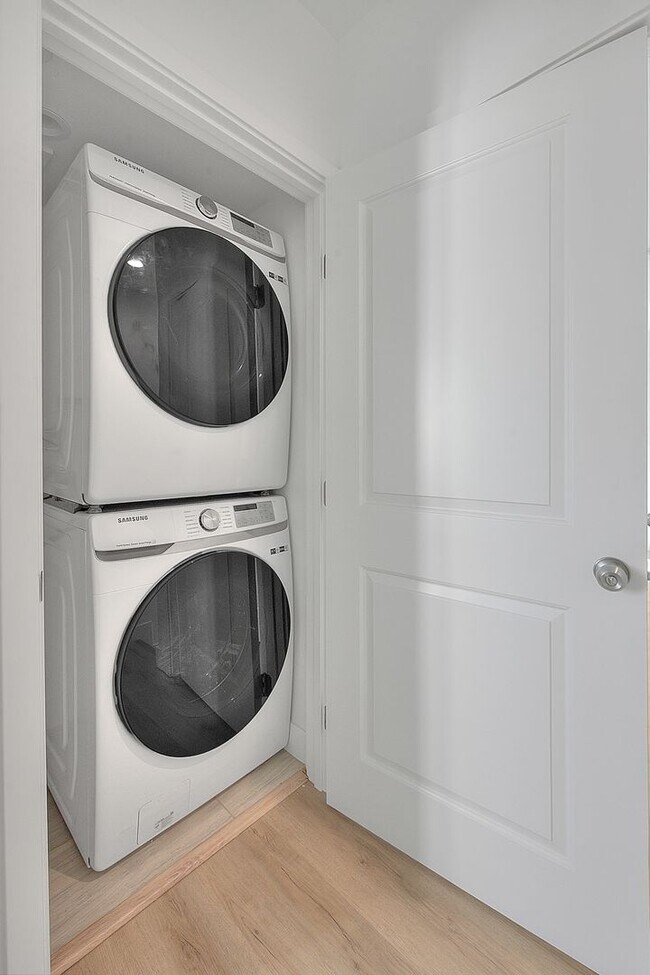 Building Photo - 5850 Vineland Ave