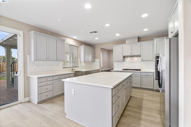 Building Photo - 967 Dainty Ave