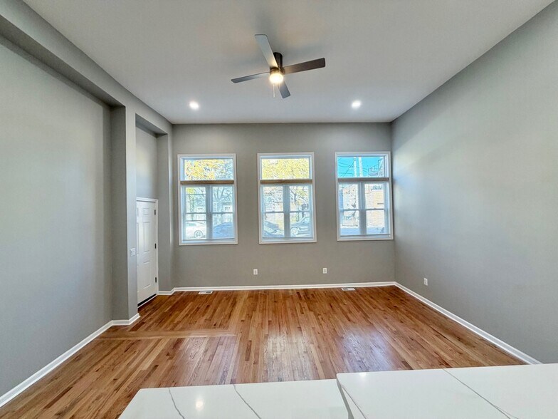 Building Photo - 1013 W 19th St