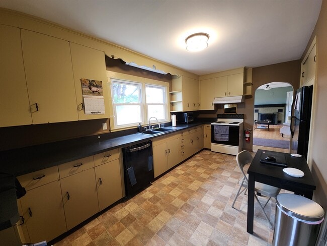 Building Photo - 907 W Swanzey Rd